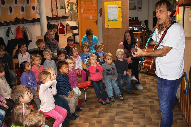 Der Komiker und Autor Thommi Baake singt mit den Kindern.  | Foto: Gabriele Fssler