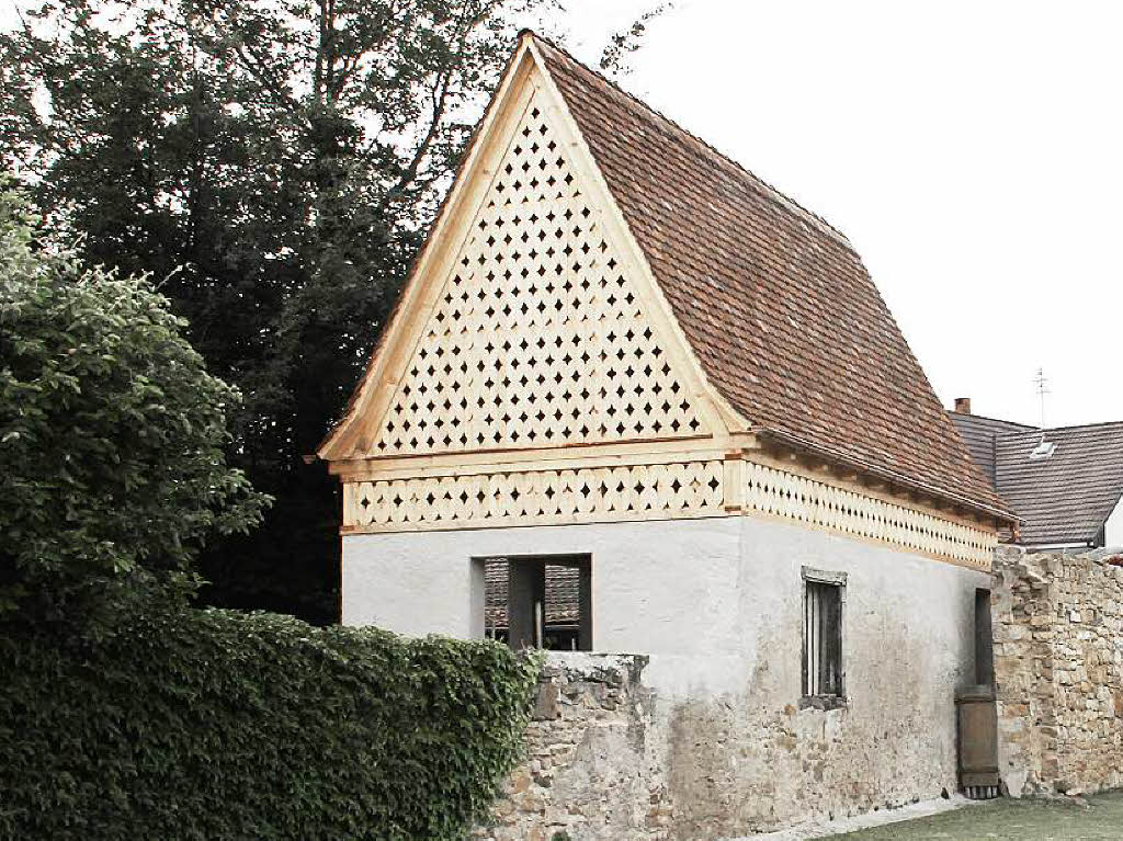 Gartenhaus in Buggingen: „Die Materialität aus rauem Zementputz, rohen Brettern und großzügigen Verglasungen unterstreicht den minimalen Charakter des Hauses.“ Gartenhaus in Buggingen: „Die Materialität aus rauem Zementputz, rohen Brettern und großzügigen Verglasungen unterstreicht den minimalen Charakter des Hauses.“