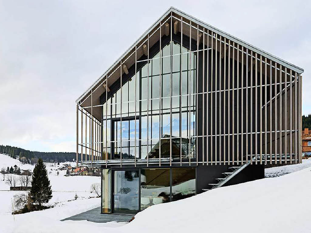 Wohnhaus Schluchsee: „Das Wohnhaus stellt hervorragend eine zeitgemäße Umsetzung des Themas Scheune dar. Eine Fassade aus vorgehängten Holzlatten bildet einen Filter und zugleich eine zweite Haut.“ Wohnhaus Schluchsee: „Das Wohnhaus stellt hervorragend eine zeitgemäße Umsetzung des Themas Scheune dar. Eine Fassade aus vorgehängten Holzlatten bildet einen Filter und zugleich eine zweite Haut.“