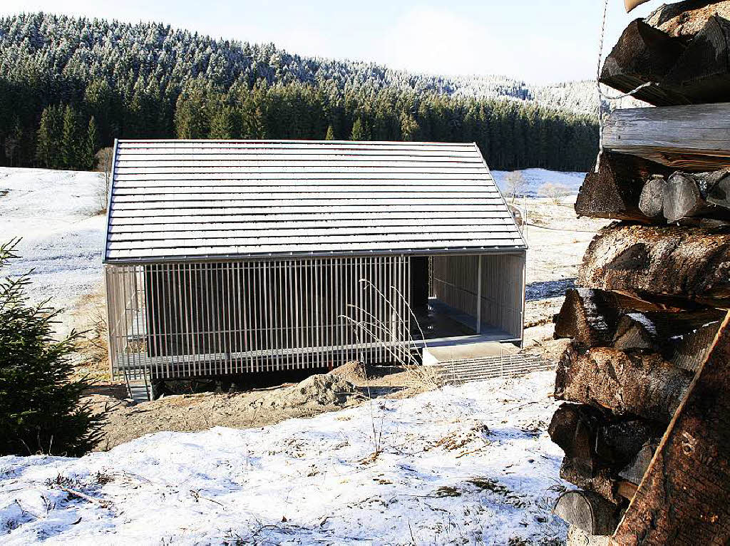 Wohnhaus Schluchsee: „Seine angenehme Zurückhaltung, sein minimaler Umgang mit Ressourcen und seine selbstverständliche Platzierung am Ortsrand sind beispielgebend für das Bauen im ländlichen sowie landschaftlichen Kontext.“ Wohnhaus Schluchsee: „Seine angenehme Zurückhaltung, sein minimaler Umgang mit Ressourcen und seine selbstverständliche Platzierung am Ortsrand sind beispielgebend für das Bauen im ländlichen sowie landschaftlichen Kontext.“