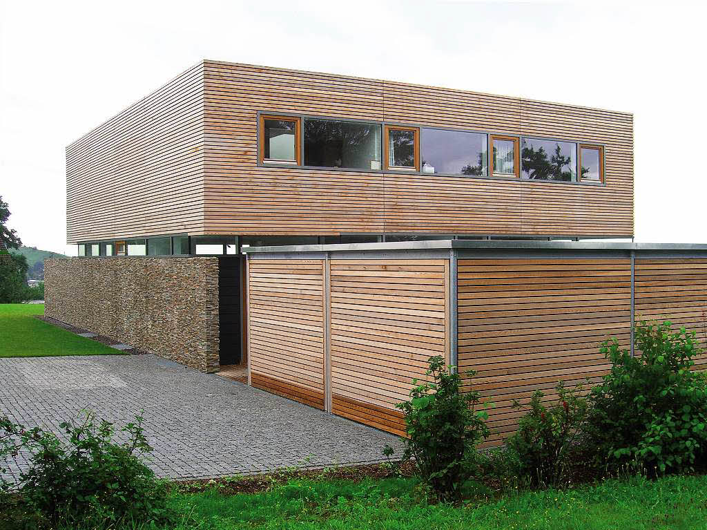 Wohnhaus Staufen: „Der ruhige und schlichte Baukörper ist in seinem heterogenen Umfeld geschickt und schlüssig platziert.“ Wohnhaus Staufen: „Der ruhige und schlichte Baukörper ist in seinem heterogenen Umfeld geschickt und schlüssig platziert.“