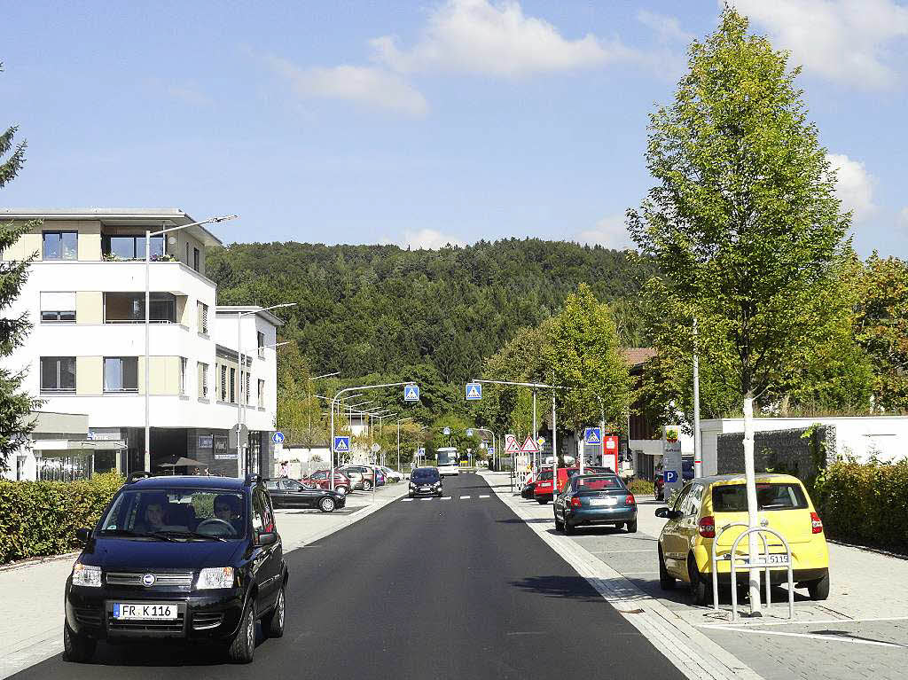 Ortsdurchfahrt Stegen: „Durch die Umgestaltung der L 127 gelingt eine visuelle Öffnung und die räumliche Zusammenführung der Ortsmitte über die Straße hinweg. (...) Die Einbindung der PKW-Stellplätze stärkt die Funktionsfähigkeit der Ortsmitte.“ Ortsdurchfahrt Stegen: „Durch die Umgestaltung der L 127 gelingt eine visuelle Öffnung und die räumliche Zusammenführung der Ortsmitte über die Straße hinweg. (...) Die Einbindung der PKW-Stellplätze stärkt die Funktionsfähigkeit der Ortsmitte.“