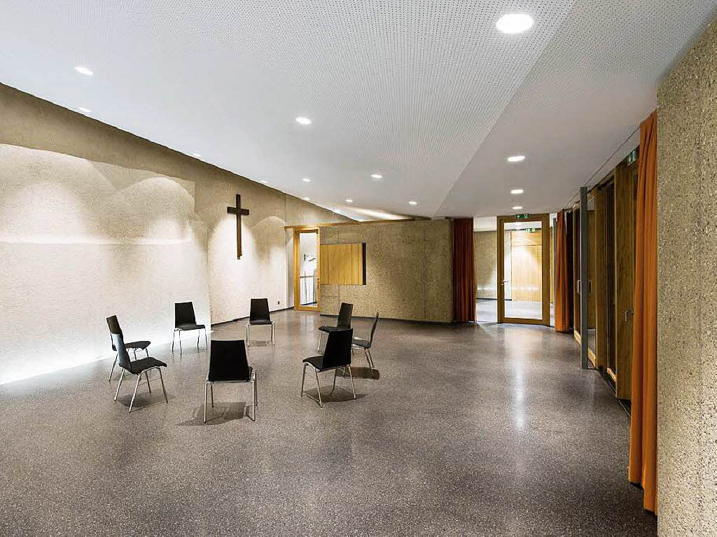 Gemeindehaus Bötzingen: „Seine wohldurchdachte Raumgliederung lässt die relativ kleine Fläche geräumig und einladend wirken. Sorgfältig bearbeiteter Beton verleiht dem Objekt einen wertigen und bodenständigen Ausdruck.“ Gemeindehaus Bötzingen: „Seine wohldurchdachte Raumgliederung lässt die relativ kleine Fläche geräumig und einladend wirken. Sorgfältig bearbeiteter Beton verleiht dem Objekt einen wertigen und bodenständigen Ausdruck.“