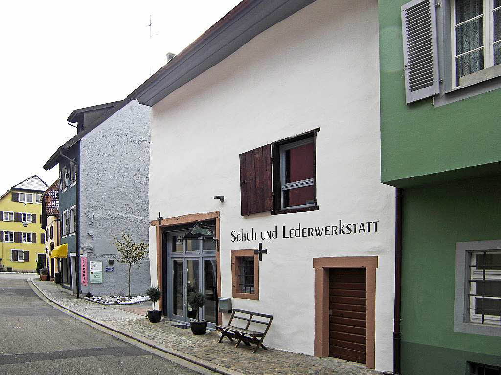 Lederwerkstatt Staufen: „Die wesentlichen Strukturelemente der Frontfassade blieben erhalten, anstelle des ursprünglichen Scheunentors fügt sich nun die dreiteilig gegliederte Fenster-/Türfront dezent ein und wertet die Straßenansicht auf.“ Lederwerkstatt Staufen: „Die wesentlichen Strukturelemente der Frontfassade blieben erhalten, anstelle des ursprünglichen Scheunentors fügt sich nun die dreiteilig gegliederte Fenster-/Türfront dezent ein und wertet die Straßenansicht auf.“
