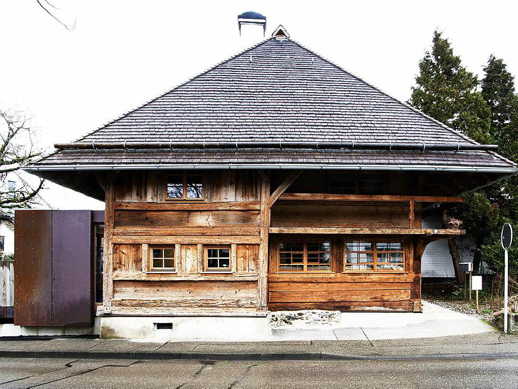 Wohnhaus Kirchzarten: „Diese gut durchdachte Sanierung und Erweiterung eines der ältesten Gebäude in Kirchzarten hat das Problem der fehlenden Lichtdurchflutung in den Räumen wirkungsvoll gelöst.“ Wohnhaus Kirchzarten: „Diese gut durchdachte Sanierung und Erweiterung eines der ältesten Gebäude in Kirchzarten hat das Problem der fehlenden Lichtdurchflutung in den Räumen wirkungsvoll gelöst.“