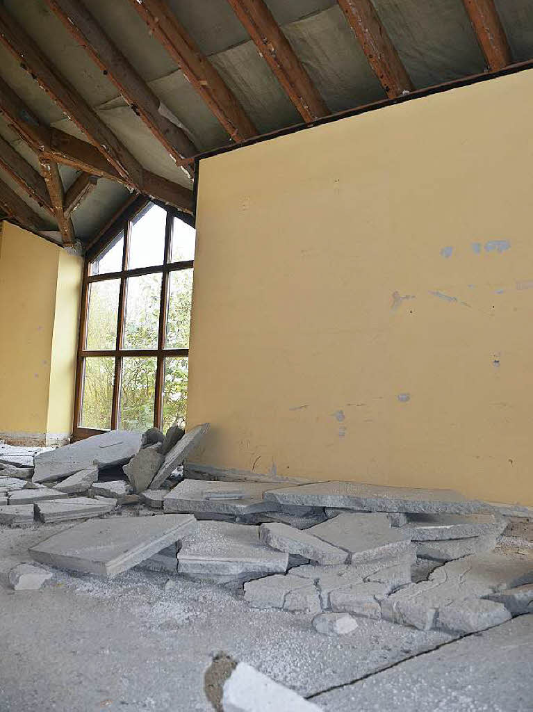 Schritt fr Schritt wird der katholische Kindergarten in Merzhausen abgerissen.