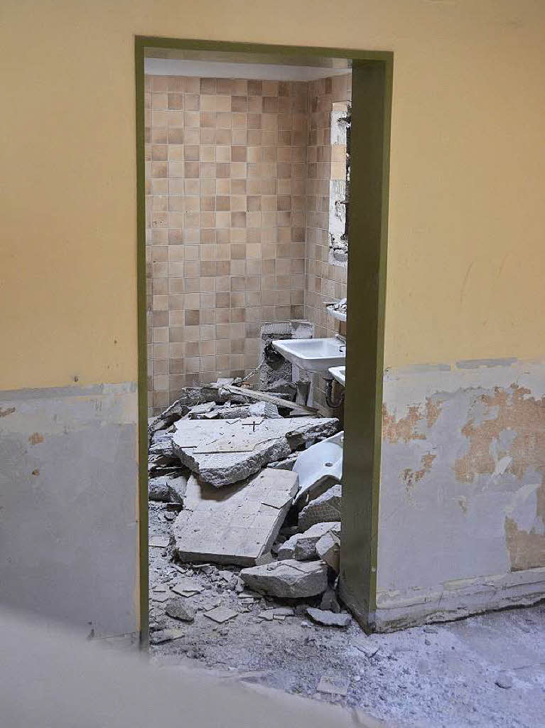 Schritt fr Schritt wird der katholische Kindergarten in Merzhausen abgerissen.