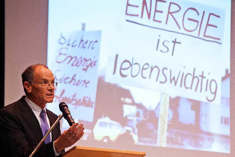 Wyhls Bürgermeister Joachim Ruth betonte bei der Begrüßung, dass die Gemeinde auch ohne Atomkraftwerk zu Wohlstand, Arbeitsplätzen und einem hohen Anteil an eigener und obendrein sauberer Strom- und Energieproduktion gekommen sei. (Foto: Martin Wendel) Wyhls Bürgermeister Joachim Ruth betonte bei der Begrüßung, dass die Gemeinde auch ohne Atomkraftwerk zu Wohlstand, Arbeitsplätzen und einem hohen Anteil an eigener und obendrein sauberer Strom- und Energieproduktion gekommen sei. (Foto: Martin Wendel)