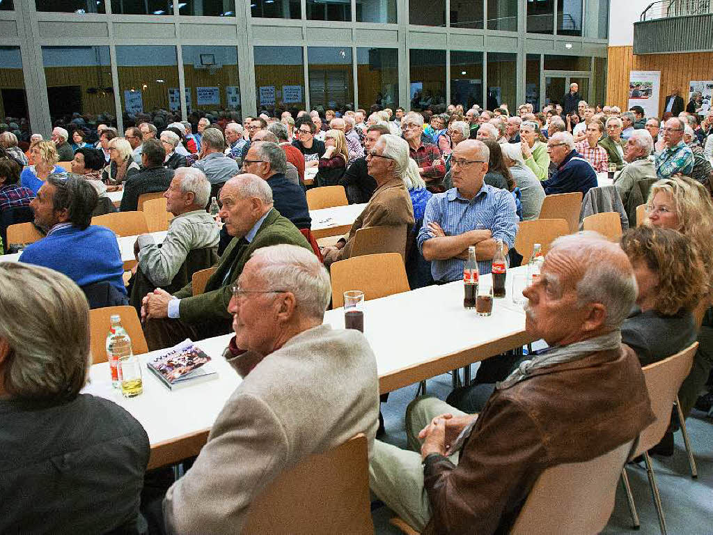 Alt und Jung waren gleichermaen gefesselt von den Erzhlungen der Zeitzeugen am Donnerstag in der Wyhler Festhalle.