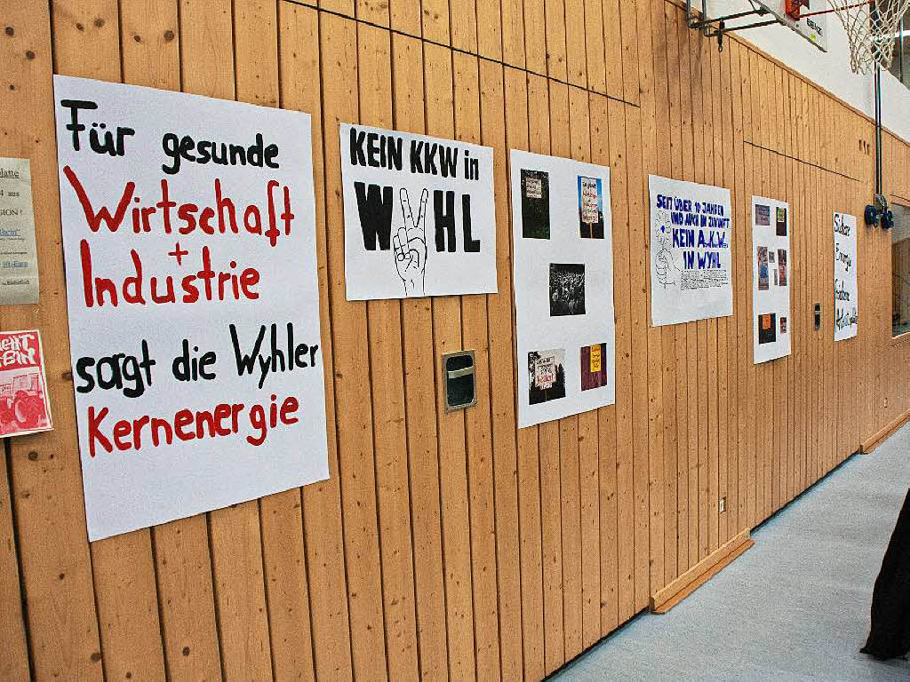 Zahlreiche Plakate pro und kontra Atomkraft aus der Zeit der Auseinandersetzung um das AKW Wyhl, reproduziert von Schlern die Werkrealschule Nrdlicher Kaiserstuhl, zierten die Wnde der Festhalle.
