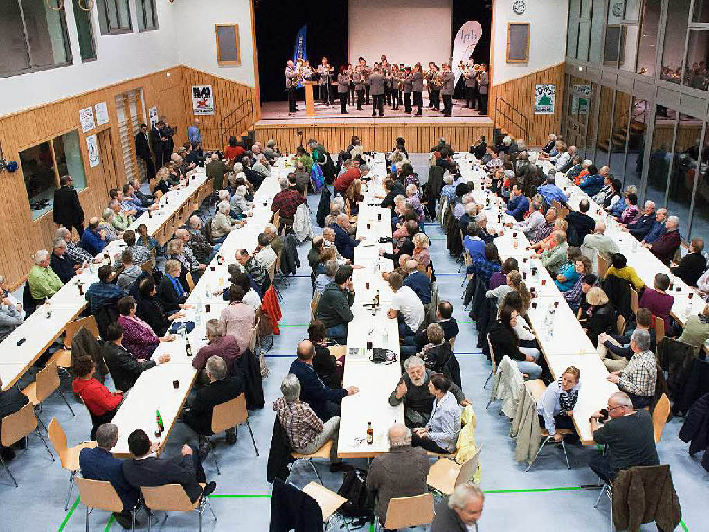 Rund 250 Besucher waren am Donnerstag  zum BZ-Dialog in die Wyhler Festhalle gekommen. Der Musikverein Wyhl erffnete den Abend.