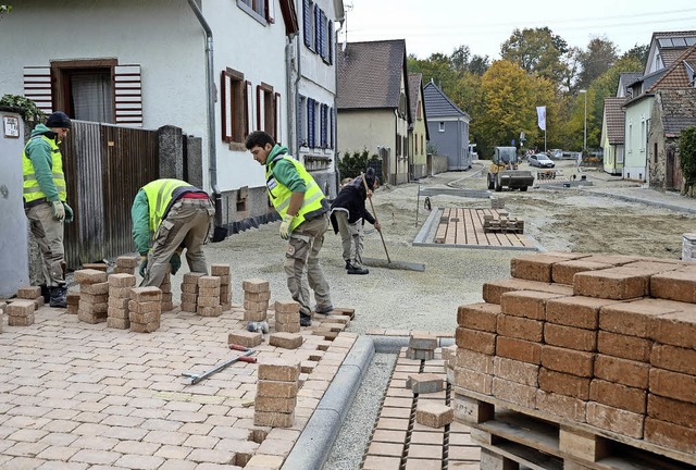 Sasbach. Erst werden die Gehwege, danach wird die Fahrbahn gepflastert.  | Foto: Roland Vitt