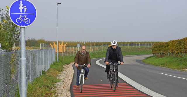 Zgige Radler: Laufens Ortsvorsteher H... (links) und Brgermeister Dirk Blens   | Foto: M. Pfefferle