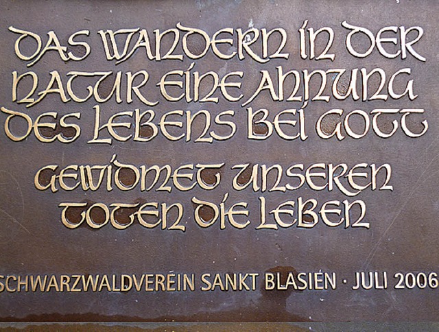 Wo erinnert diese Tafel an die verstorbenen Mitglieder des Schwarzwaldvereins?   | Foto: Thomas Mutter