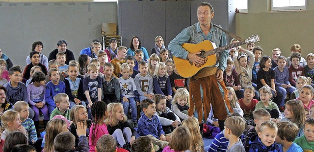 Mit einer  Mrchenstunde zog Moise Sch...chen der Hebelschule  in seinen Bann.   | Foto: Reinhard Herbrig