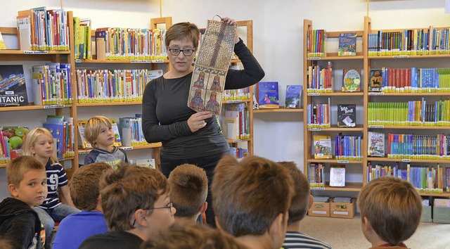 Doris Mendlewitsch erklrte Viertklss...lter  zum Schreiben verwendet wurde.    | Foto: Nina Rein