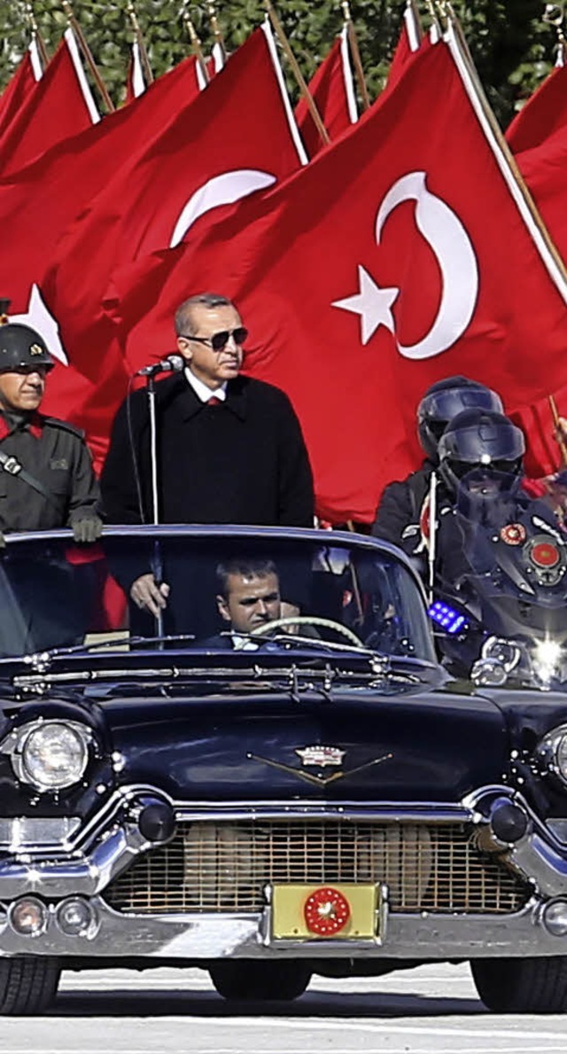 Prsident Erdogan bei einer Militrparade  | Foto: AFP