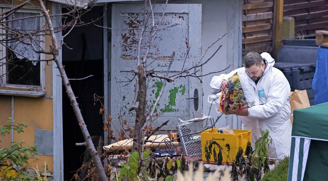 Kriminaltechniker untersuchen eine Gartenlaube in Brandenburg.  | Foto: DPA