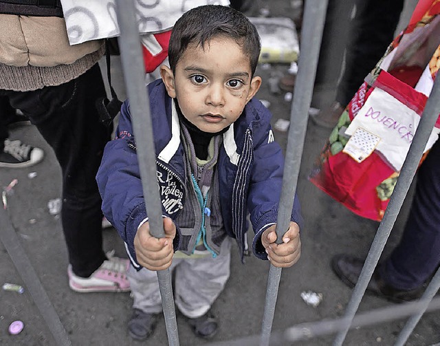 Kleiner Flchtlingsjunge an der slowenisch-sterreichischen Grenze   | Foto: AFP