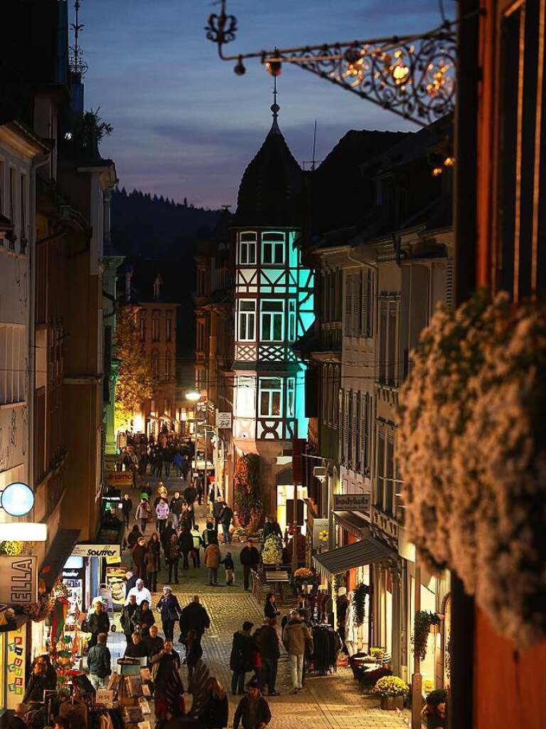 Wenn die Sonne ber den Chrysanthemen in der Lahrer Innenstadt liegt, dann durchbricht eine fulminante Farbenpracht das Grau des Novembers und lsst die Besucher nur noch staunen, was Handwerkskunst und Wetter gemeinsam mglich machen.