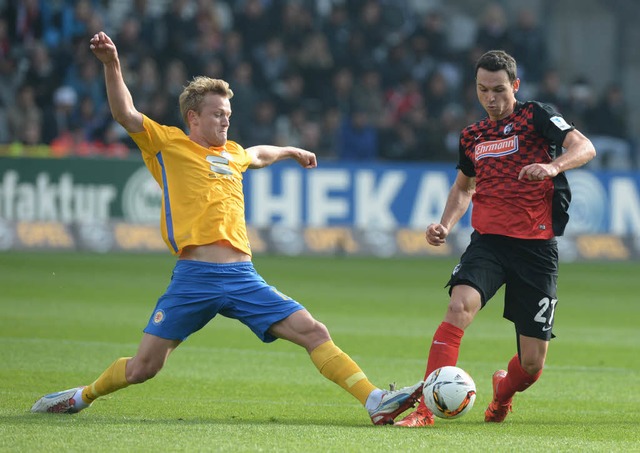 Nik Omladic von Braunschweig spitzelt Nicolas Hfler den Ball weg.  | Foto: dpa