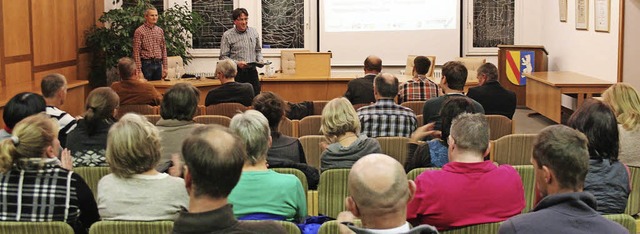 Robert Klebes (links) vom  Caritasverb...ber das Arbeitsrecht fr Flchtlinge.   | Foto: Horst David