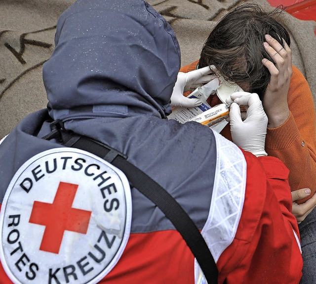 Platzwunde am Kopf? Kein Problem, das Rote Kreuz hilft.  | Foto: dpa