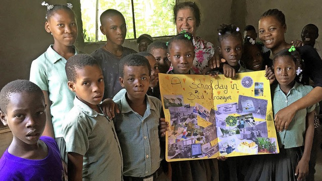 Lehrerin Christa Jestaedt mit haitiani...lfsgelder aus Bad Krozingen bedanken.   | Foto: privat/Martin Herceg