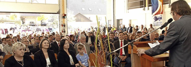 Brger und Festgste nahmen das Gebud...erpult) war stolz ber das Erreichte.   | Foto: Heidi Fssel