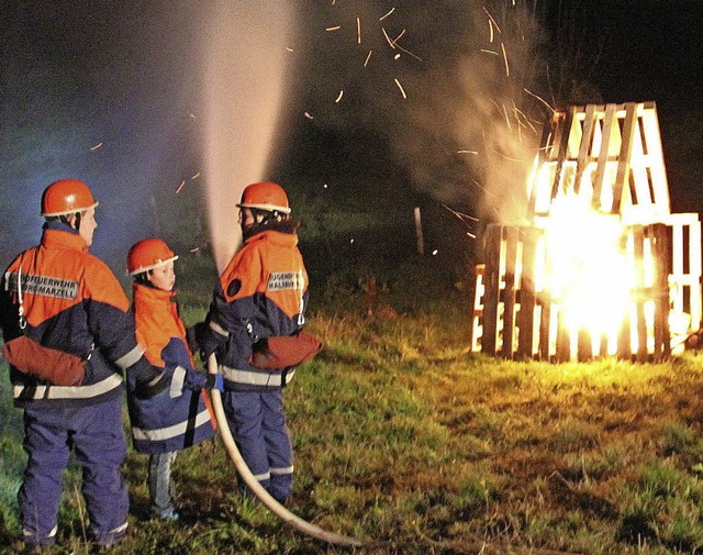 Das Feuer war bald gelscht - bei der ...n in vielen bungsstunden gelernt hat.  | Foto: Rolf-Dieter Kanmacher