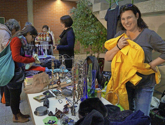 Dunja Stterlin organisiert den Frauenflohmarkt.  | Foto: Silke Hartenstein