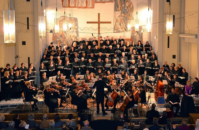 Chor, Orchester und Solisten in der  C...he unter der Leitung von Johannes Lang  | Foto: Andreas Mlder