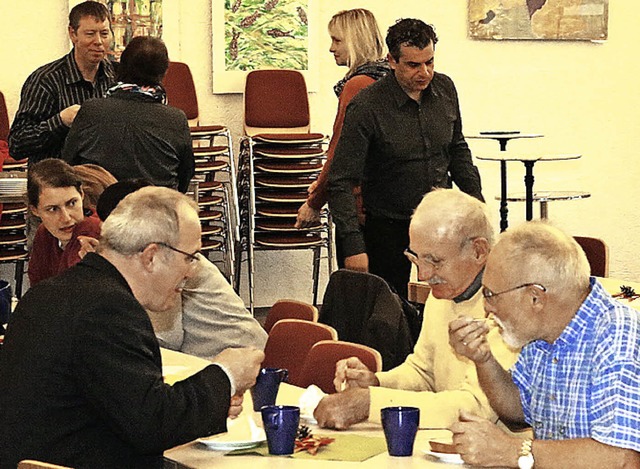 Brgermeister Knig (vorne rechts) spe...affee, -tee und &#8211;kuchen&#8220;.   | Foto: Hans-Jrgen hege