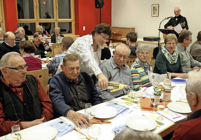 Feine Weine wurden den Interessierten ...ler (im Bild rechts am Notenstnder).   | Foto: Wolfgang Knstle