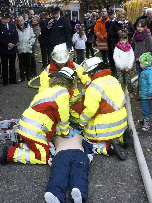 Bei der Herbstbung der Feuerwehr bei ... rckten mit  schwerem Atemschutz an.   | Foto: Reinhard Herbrig