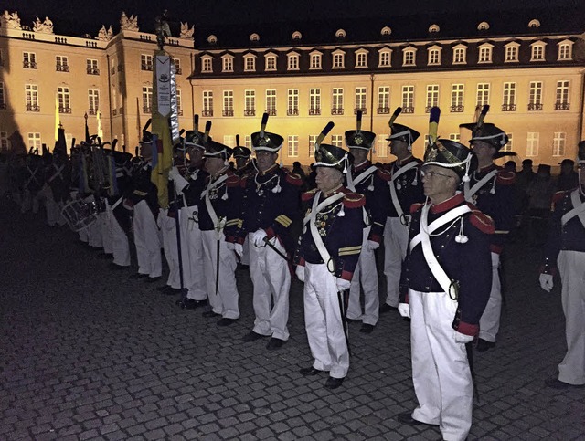 Groer Zapfenstreich beim Treffen der ...rgerwehren vor dem Schloss Karlsruhe.   | Foto: Verein