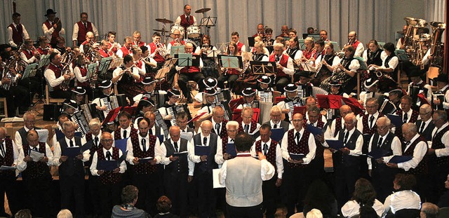 130 Musiker und Snger spielten und sa...hlusskonzert im Kurhaus Hinterzarten.   | Foto: DIETER MAURER