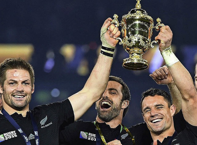 Kleiner Pokal fr  groe Mnner: Danie...er (rechts) und Kapitn Richie McCaw    | Foto: dpa