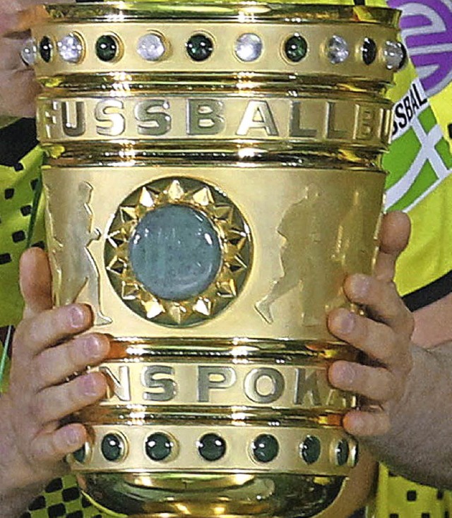 Das Objekt der Begierde: der DFB-Pokal   | Foto: dpa