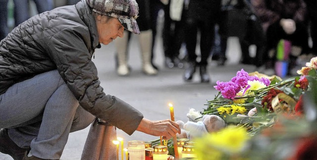 Trauer in Sankt Petersburg: Eine Frau ...Flugzeug landen sollte,  eine Kerze.    | Foto: AFP