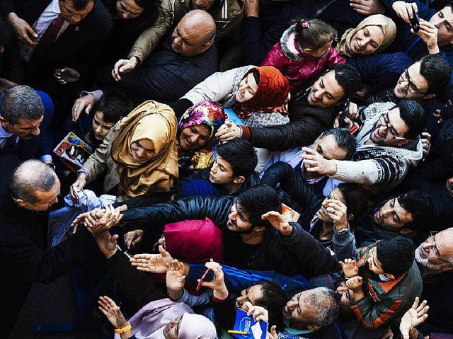 Anhänger umringen Präsident Erdogan, d... absolute Mehrheit zurückerobert hat. | Foto: AFP Anhänger umringen Präsident Erdogan, d... absolute Mehrheit zurückerobert hat. | Foto: AFP