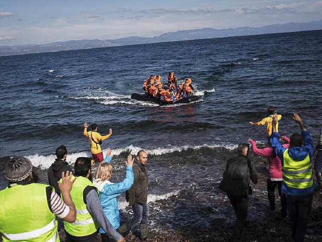 Flchtlinge kommen auf der griechischen Insel Lesbos an.  | Foto: dpa