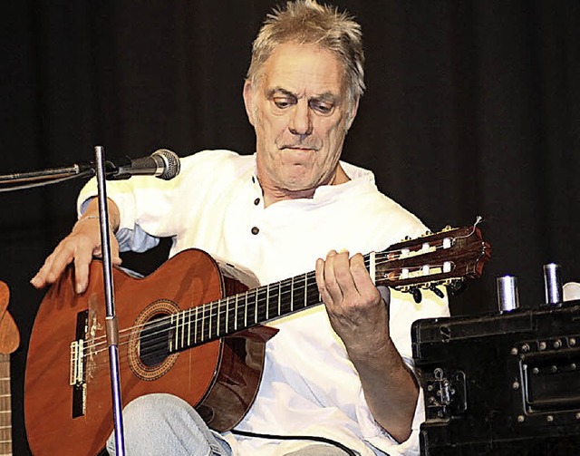 Eins mit seiner  Gitarre: Martin C. Herberg beim Auftritt in der Kumedi.   | Foto: Melanie Amann-Brandt