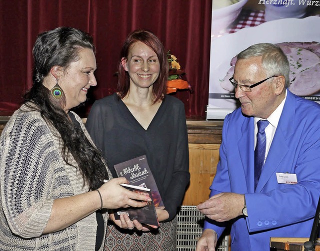 Die ersten druckfrischen Buchexemplare...220; Annette Pfau und Christa Rinklin.  | Foto: Christel Hlter-Hassler