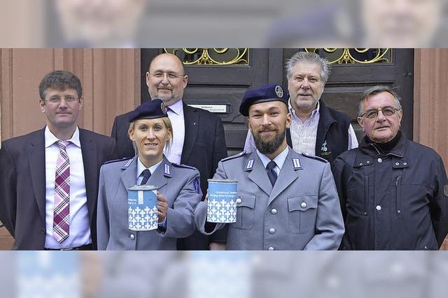 Soldaten sammeln an der Haustr