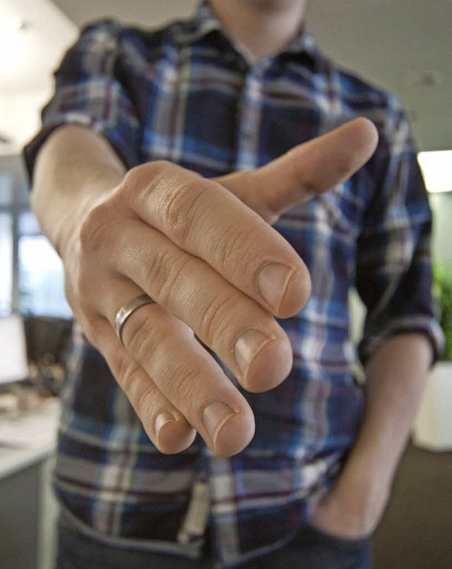 Der freundliche Handschlag gehrt dazu...Gegensatz zur Hand in der Hosentasche.  | Foto: dpa