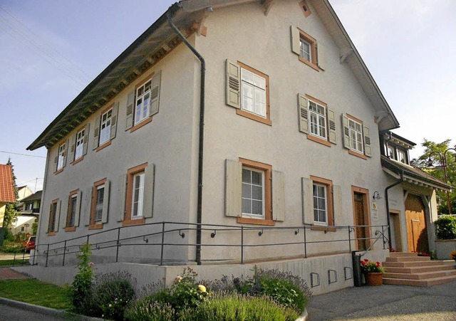 Auch die Fenster am Fischinger Rathaus werden saniert.   | Foto: Langelott