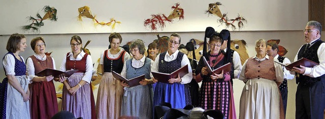 Zum bunten Kaffichrnzli-Programm geh... singende Markgrfler Trachtenverein.   | Foto: Hartenstein