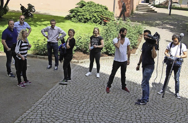 Das Filmteam mit Frans Bauer vor dem Elztalmuseum   | Foto: Stadt