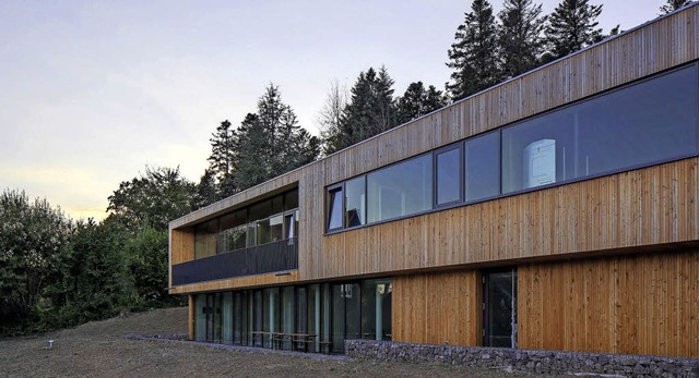 Viel Holz, klare Linien &#8211; der ne...hat  einen Architekturpreis gewonnen.   | Foto: ZVG